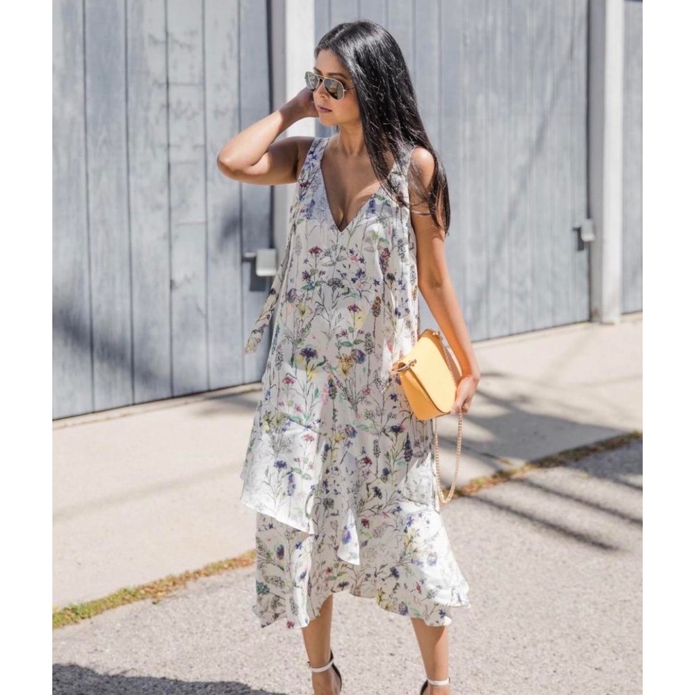 H&M NWOT Crepe Dress Natural White
Floral Size 10